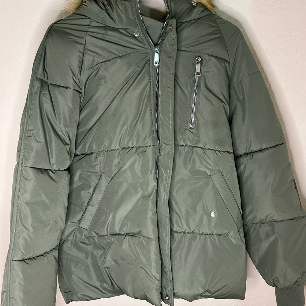hooded puffer coat, military green color, excellent quality.